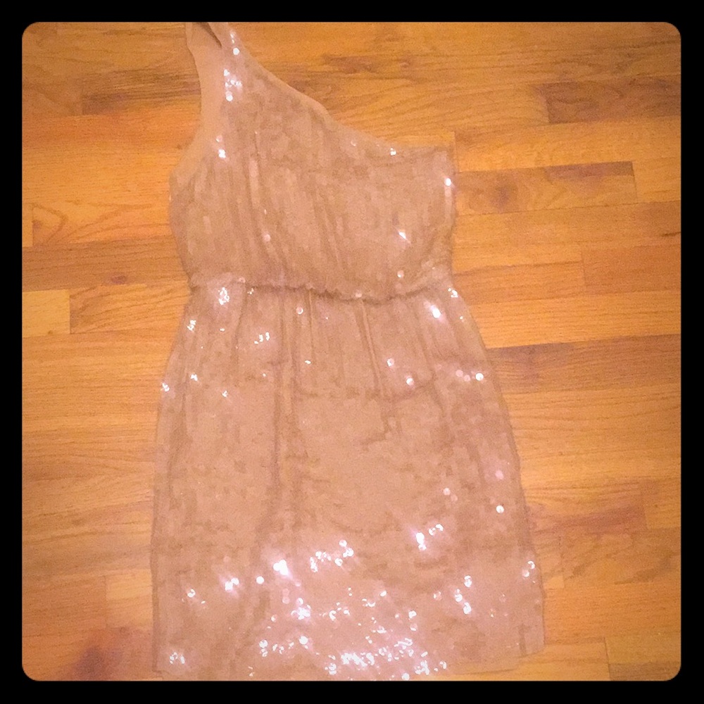 One shoulder fully sequined in champagne